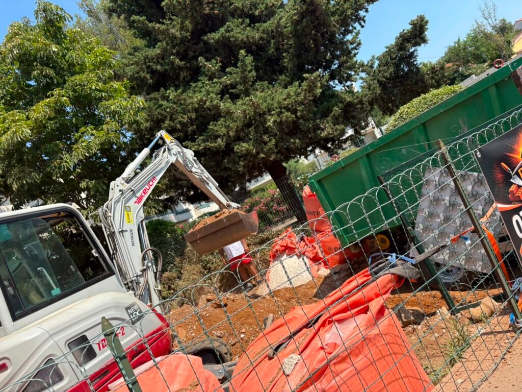 Mini-pelle et benne de chantier avec big bags