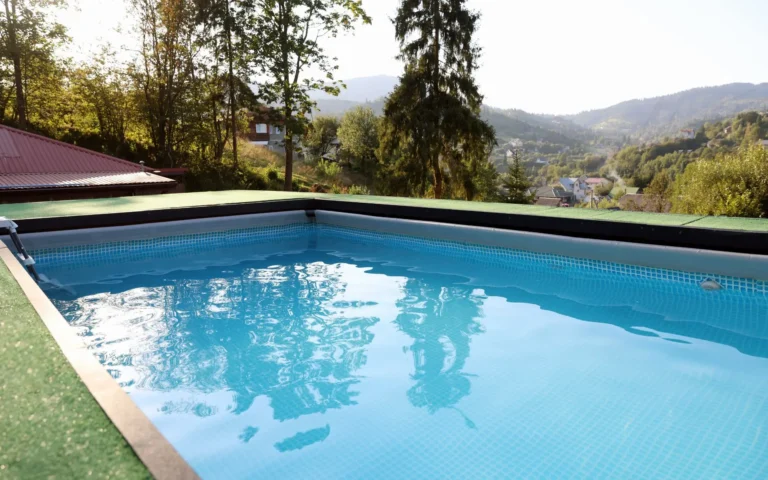 Piscine terminée avec vue sur les collines