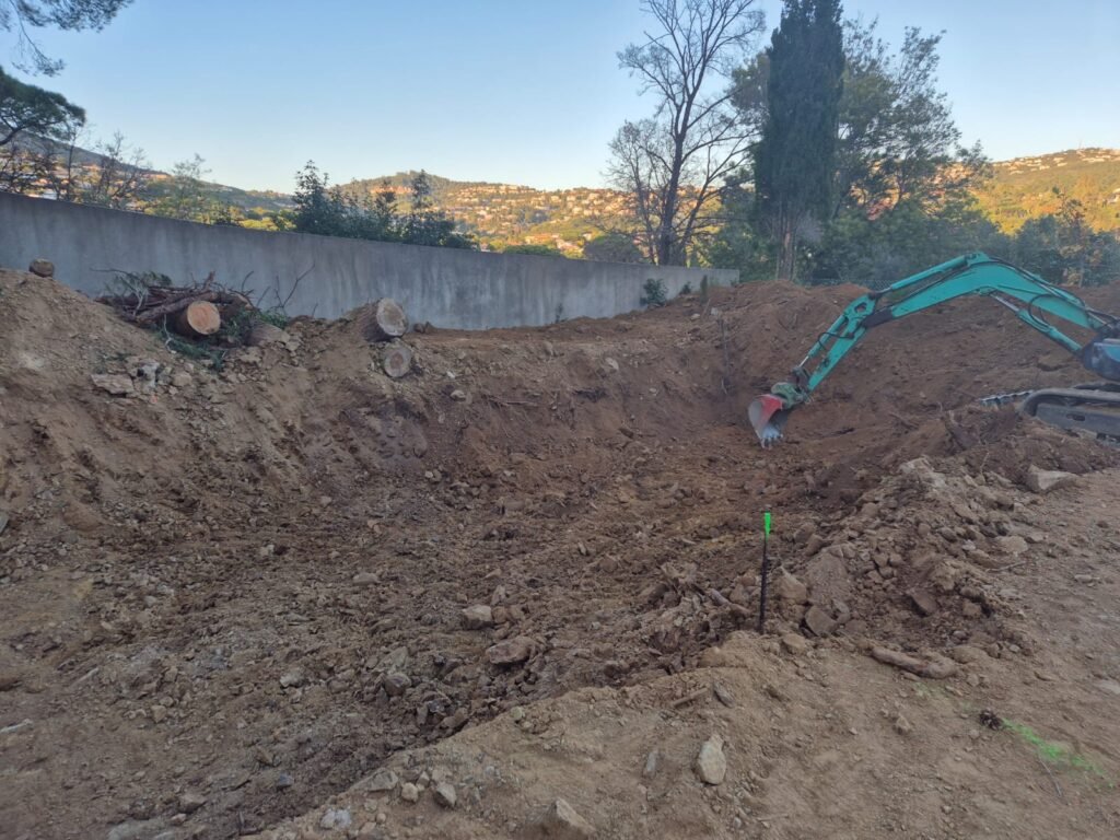 Déblai d’un terrain en pente au pied d’un mur