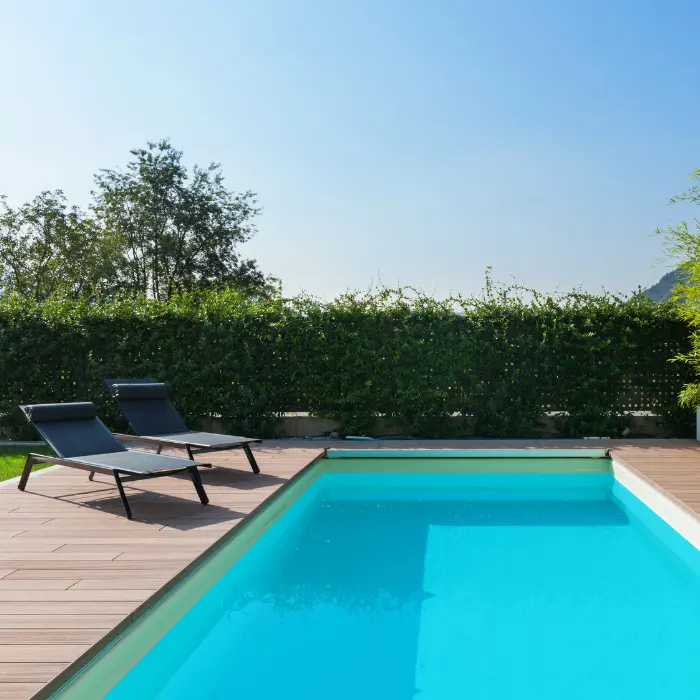 Piscine terminée avec bains de soleil