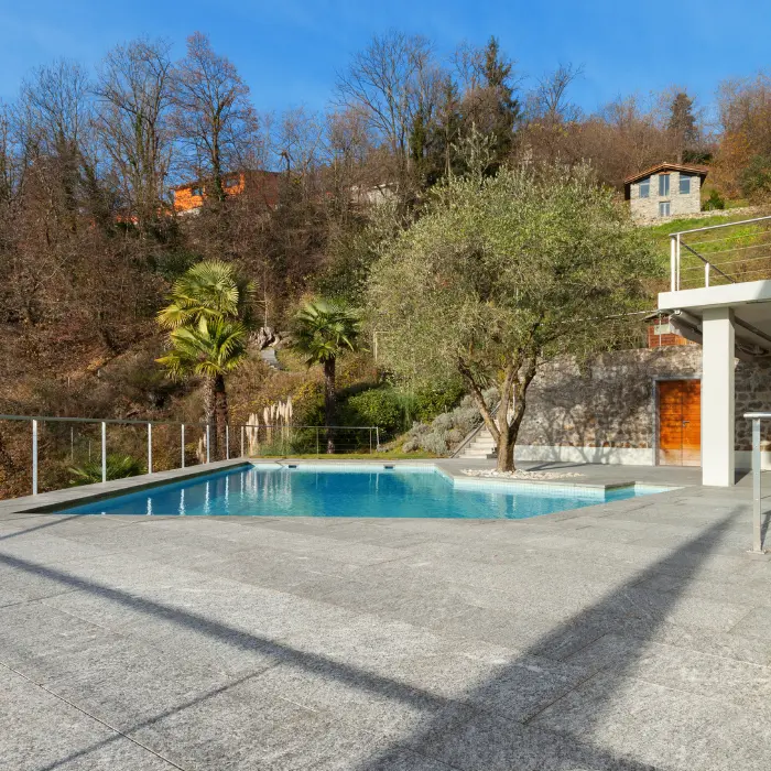 Piscine et terrasse minérale à flanc de colline