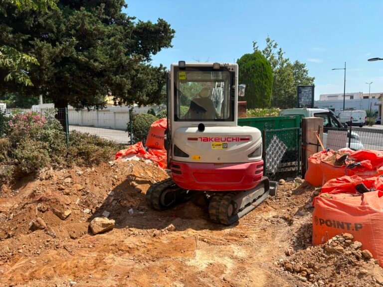 Mini-pelle sur un chantier résidentiel