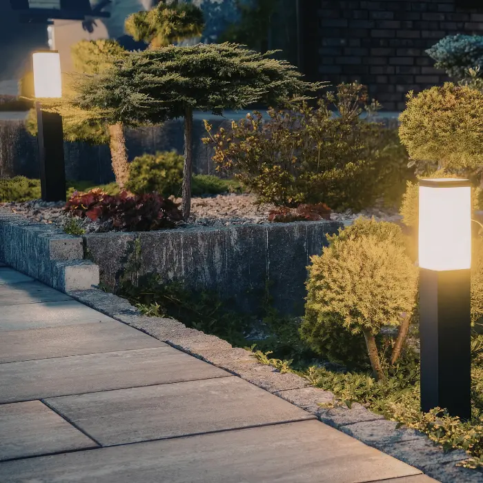 Allée en dalles avec bornes lumineuses