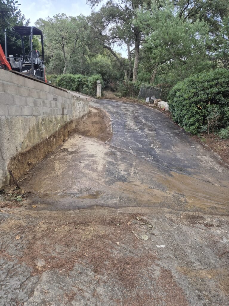 Rampe d’accès terrassée le long d’un mur